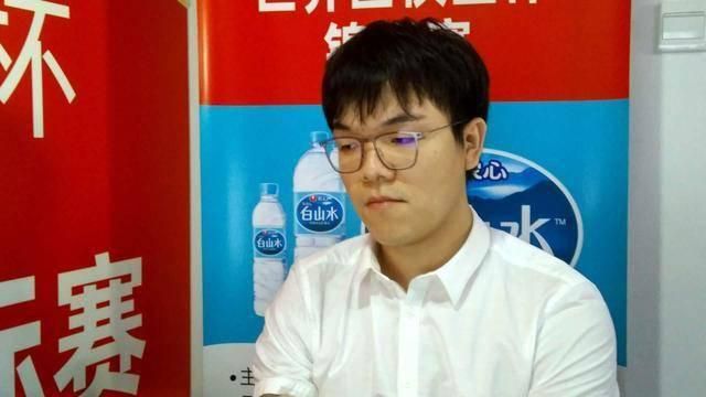 安崇丘答应下来，问李亚林：如果嫂子在纽约，她要是问起我有没有你的消息，我是如实说，还是先撒个谎骗她，等你亲自给她一个惊喜？李亚林想了想，开口道：她要是问起你，你就说找到了一点线索，但是想当面跟她说，你约她见个面，到时候我给她个惊喜。